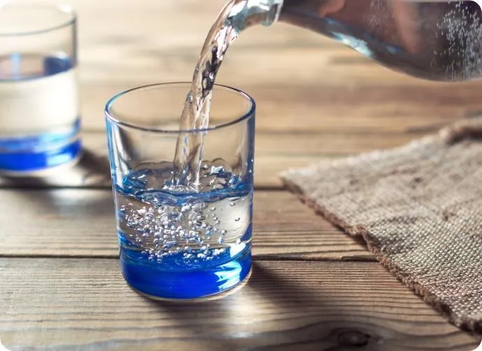 wlewanie wody do szklanki